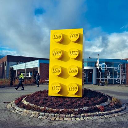 Entrada a uno de los edificios. Siempre en Billund (Dinamarca). Al minuto se producen aquí 42.000 piezas que luego se envían a 130 países.