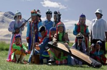 Un grupo de ni&ntilde;os m&uacute;sicos en Mongolia.