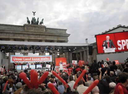 El candidato del SPD Frank-Walter Steinmeier interviene en un mitin electoral delante de la Puerta de Brandenburgo en Berlín.