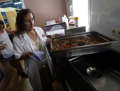 Ana De la Calle (en la foto) gestiona el comedor familiar de Villaverde, con capacidad para 150 personas, donde comparten mesa gente sola, parejas, y familias con niños. Lo abrieron el pasado febrero debido a la demanda en el barrio. Desde entonces también reparten leche de lactancia para 200 bebés.