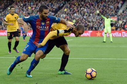 Cremi Turan (esquerra) del Barcelona i Mikel Villanueva (d) competeixen per la pilota.