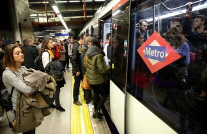 La Consejería de Transportes de la Comunidad de Madrid ha cifrado en un 8 por ciento el seguimiento de la huelga convocada por el sindicato de los maquinistas del Metro de Madrid y ha destacado que el primer tramo se ha desarrollado sin incidentes. En la imagen la estación de Príncipe Pío.