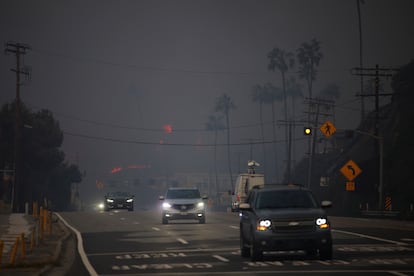 Habitantes de la zona afectada por el incendio abandonan sus hogares al caer la tarde. La alerta de las autoridades se mantiene para el 8 de enero, cuando se esperan fuertes vientos. 