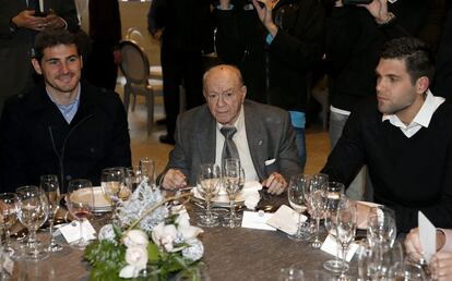 Alfredo Di Stéfano, presidente de honor del club. A su izquierda, Felipe Reyes, capitán del equipo de baloncesto, y a la derecha, Iker Casillas, capitán del equipo de fútbol
