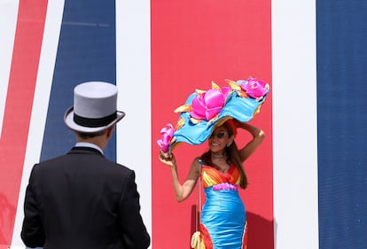 Más allá de la competición ecuestre, Ascot es conocido por ser un evento de moda donde se da cita la alta sociedad británica —realeza incluida—. Sin embargo, la atención mediática se desvía a los impactantes ‘looks’ de los asistentes y sus característicos sombreros. A este evento de hípica no solo se va a ver las carreras de caballos, sino sobre todo a ser visto.