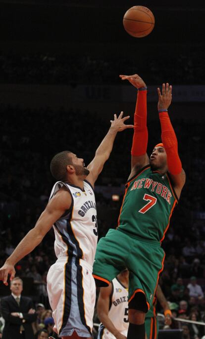 Carmelo Anthony lanza a canasta.