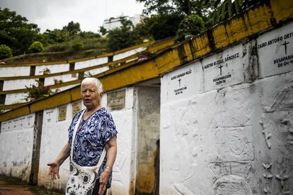 La religiosa Maritze Trigos en el mausoleo que rinde homenaje a las víctimas de la matanza de Trujillo. Se conoce como matanza de Trujillo a una serie de asesinatos selectivos, desapariciones y torturas, ocurridas entre 1989 y 1994, a manos de narcotraficantes, el ejército, la policía y varios grupos paramilitares. Dejaron entre 245 y 342 víctimas. También es una de las líderes sociales que acogió el programa Madrid Protege durante tres meses.