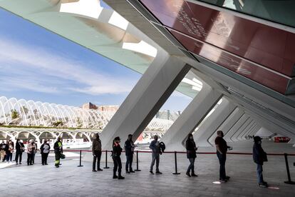 Acceso al punto de vacunación del Museu de les Ciències de Valencia, el pasado 19 de abril.