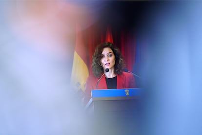 La presidenta de la Comunidad de Madrid, Isabel Díaz Ayuso, interviene durante su visita al Ayuntamiento de Ordes, a 27 de octubre de 2022, en Ordes, A Coruña, Galicia (España).