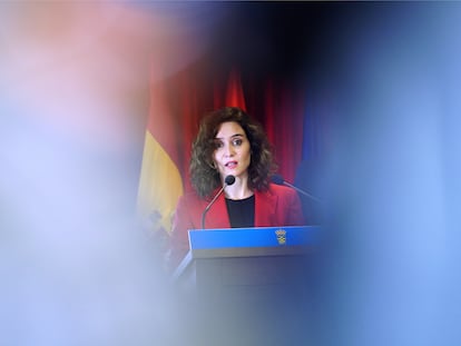 La presidenta de la Comunidad de Madrid, Isabel Díaz Ayuso, interviene durante su visita al Ayuntamiento de Ordes, a 27 de octubre de 2022, en Ordes, A Coruña, Galicia (España).