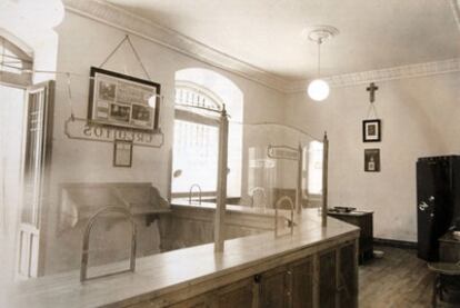 Sucursal en Sarria de la Caja de Ahorros y Monte de Piedad de A Coruña y Lugo, en una fotografía de 1954.