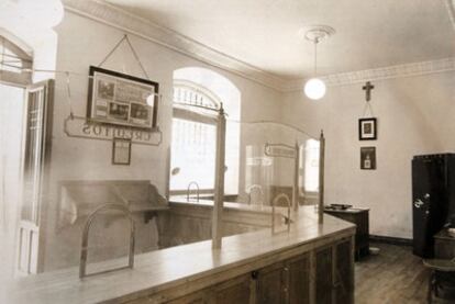 Sucursal en Sarria de la Caja de Ahorros y Monte de Piedad de A Coruña y Lugo, en una fotografía  de 1954.