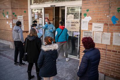 Cola de pacientes en el Centro de Salud General Ricardos, en Madrid.