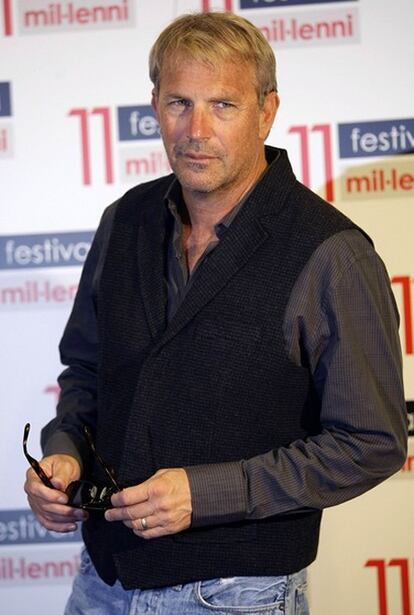 Kevin Costner será padre por séptima vez. El actor de 55 años, que está casado desde 2004 con la modelo alemana Christine Baumgartner, ha anunciado que su mujer espera el tercer hijo del matrimonio, que llegará en junio a agrandar la familia que ya forman los pequeños Wyatt, de dos años, y Hayes Logan, de sólo 13 meses. Costner, que estuvo casado desde su juventud con la cubana Cindy Silva, ya tiene otros cuatro hijos, tres con su ex mujer: Annie, de 26; Lily, de 23 y Joe, de 22 y Liam, de 13 años, que es producto de la corta relación del actor con Bridget Rooney.