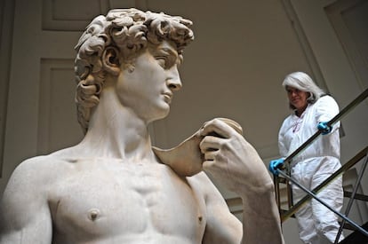 El imponente 'David' esculpido por Miguel Angel es sometido a trabajos de limpieza y mantenimiento en la Galería de la Academia en Florencia, Italia, hoy, 29 de febrero de 2016.