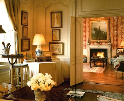 Las vistan del salón principal del apartamento dan a Central Park y al ala egipcia del museo MET de Nueva York. Junto a la ventana se puede ver la mesa de dibujo que utilizaba Jackie.