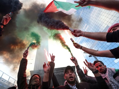 Un grupo de manifestantes, el sábado, durante una protesta convocada en Bruselas contra los bombardeos israelíes en Gaza.