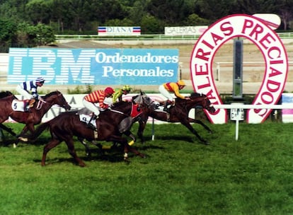 Una carrera en el hipódromo, en la década de los años 90.