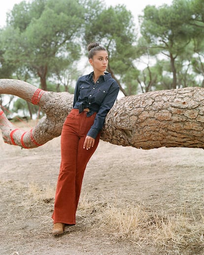 Claudia Salas con los nuevos jeans 70’s High de Levi’s.