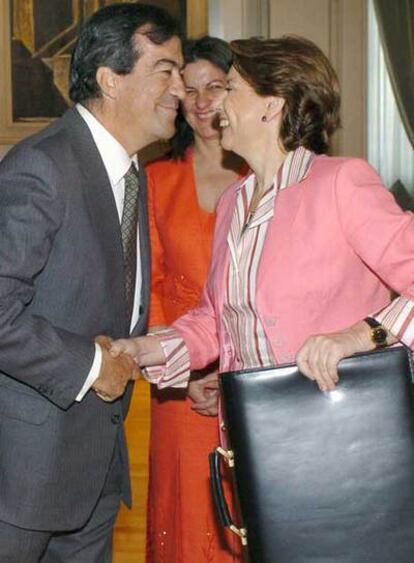 Francisco Álvarez Cascos y Magdalena Álvarez en abril del 2004.
