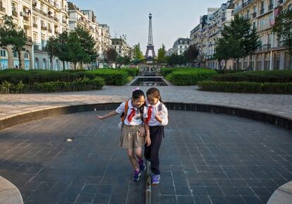 Dos niñas en Tianducheng, edificada al estilo parisiense y donde la Torre Eiffel mide un tercio de la original.