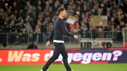 Xabi Alonso tras finalizar el partido de la Bundesliga alemana ante el St. Pauli, este domingo.