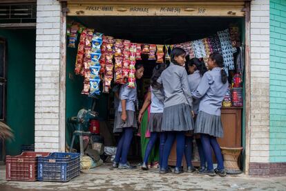 Según un estudio de la Universidad de Katmandú de 2013, la violencia de género supone uno de los mayores desafíos sociales, legales y sanitarios para Nepal en el siglo XXI. Tiene un serio impacto en la salud y el bienestar de las mujeres y es uno de los mayores enemigos de la equidad y la justicia social.