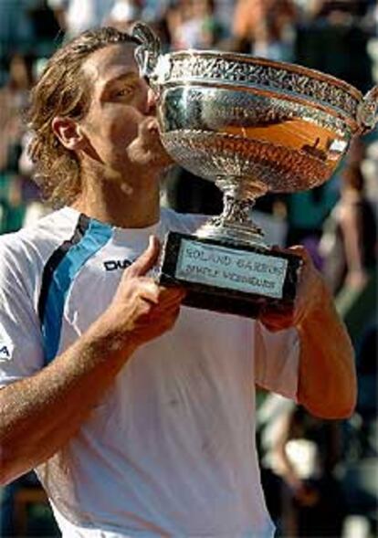 Gastón Gaudio besa, feliz, el trofeo parisiense.