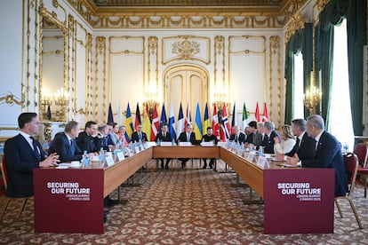 El primer ministro británico, Keir Starmer (en el centro), presidente la cumbre, este domingo en Londres.