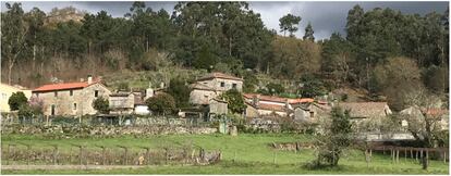 Vista parcial de Angueira de Castro con el Castro Lupario coronando la colina, a la izquierda, en una fotografía del informe de 125 páginas presentado por Pedro de Llano a la Xunta.