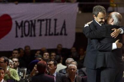 Zapatero abraza a Montilla en un momento del mitin del Palau Sant Jordi.