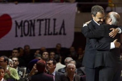 Zapatero abraza a Montilla en un momento del mitin del Palau Sant Jordi.