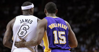 LeBron, defendido por Metta World Peace.