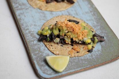 Tacos al pastor negro de cerdo ibérico con salsa de aguacate, jardín de piñas y chicharrón crujiente de Barracuda MX.