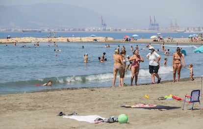 Bañistas en la playa de El Palo, en Málaga, donde la temperatura alcanzó los 43,7 grados este domingo.