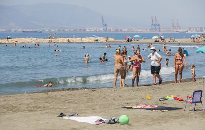 Bañistas en la playa de El Palo, en Málaga, donde la temperatura alcanzó los 43,7 grados este domingo.