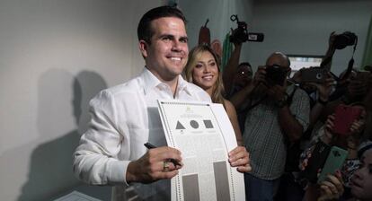 El gobernador Ricardo Rosselló muestra su papeleta.