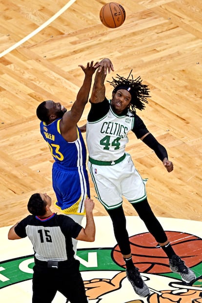 Draymond Green, el #23 de los Warriors, y Robert Williams III, el #44 de los Celtics, se disputan el primer balón del juego 6 de la serie final de la NBA.