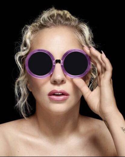 Lady Gaga, en la foto promocional difundida por Starbucks al anunciar su colaboración.