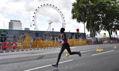 El keniano Geoffrey Kirui en la maratón del Mundial de Londres.