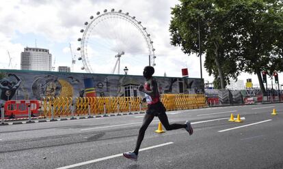 El keniano Geoffrey Kirui en la marat&oacute;n del Mundial de Londres.