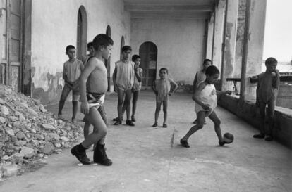 Nens jugant a Roma, el 1945.