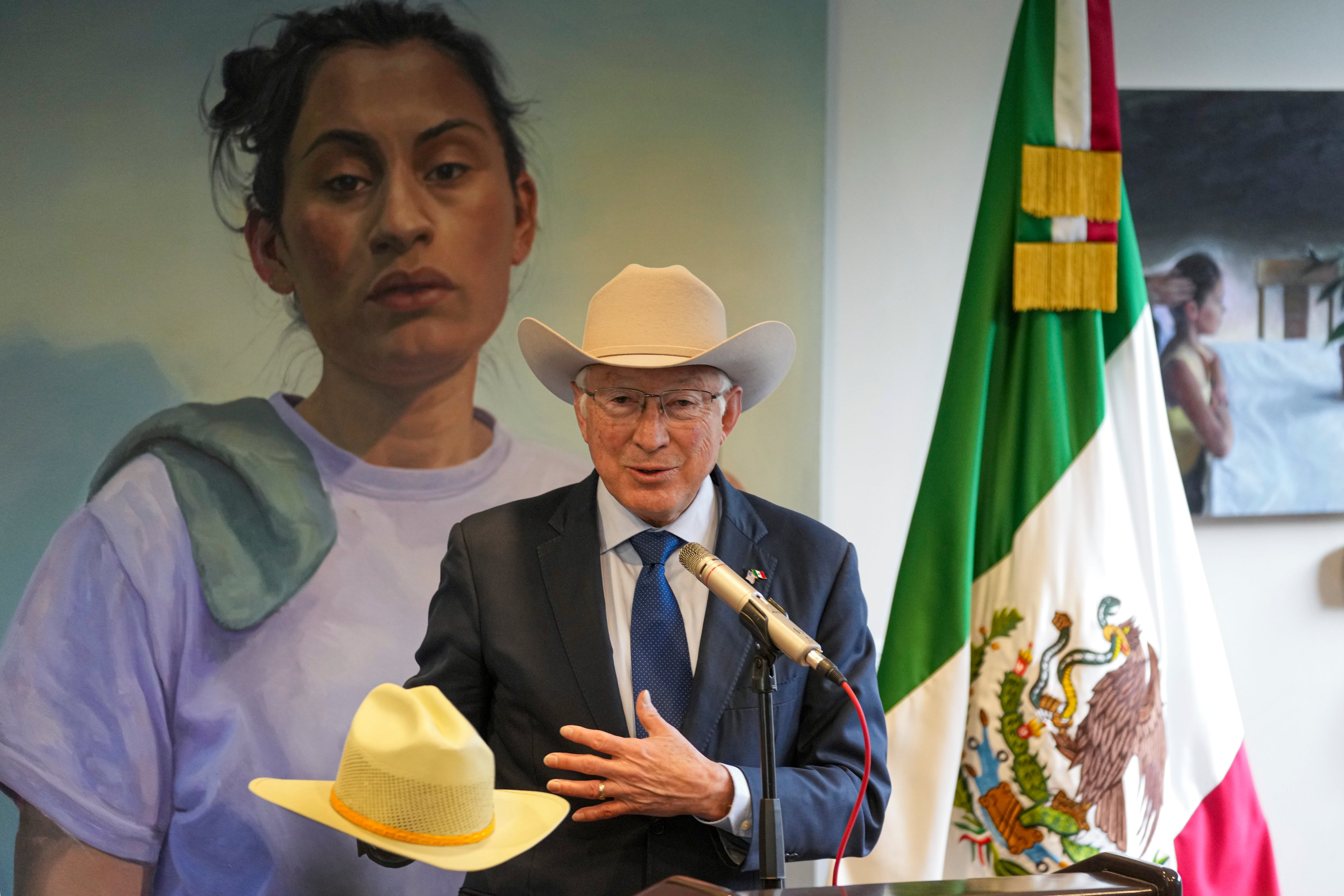 Migración, fentanilo y una rifa de sombreros: el embajador Ken Salazar se despide de México