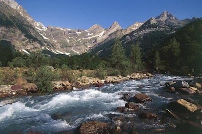 Vista del Valle de Pineta con el río Cinca.