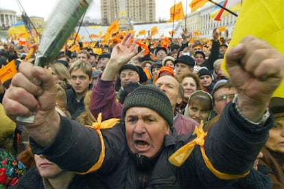 Los cien mil manifestantes que apoyan a Yúshenko en Kiev han expresado su ira por lo que consideran un pucherazo en toda regla. Su partido ha denunciado falsificaciones masivas de sufragios en las regiones orientales del país, granero de votos del candidato oficialista.