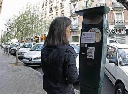 Los parquímetros, precintados y con pasquines con las reivindicaciones de los trabajadores.