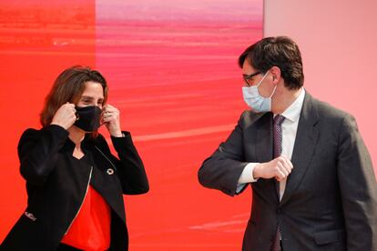 Salvador Illa y la ministra de Transición Energética, Teresa Rivera, este jueves en un mitin en Barcelona.