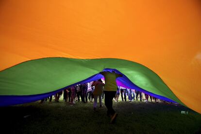 Una gran bandera arco iris desplegada durante el Día del Orgullo Gay en Hanoi, Vietnam. 3 de agosto de 2014.