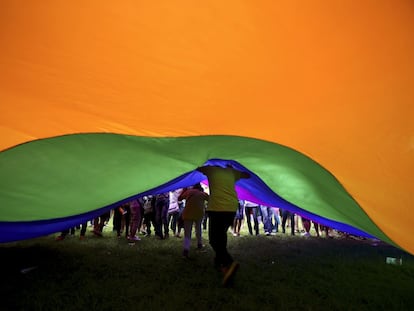 Bandera arco iris en una manifestación del Orgullo Gay en Hanoi, Vietnam.