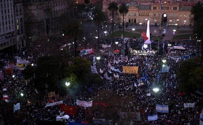 Vista panor&aacute;mica de la Plaza de Mayo durante la marcha por la aparici&oacute;n con vida de Santiago Maldonado.